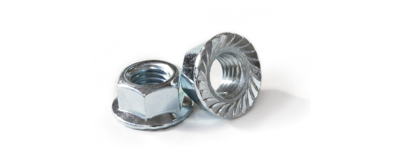 50 pezzi Dadi flangiati con bullone dentato DIN 6923 ISO 1661 in acciaio zincato galvanizzato.